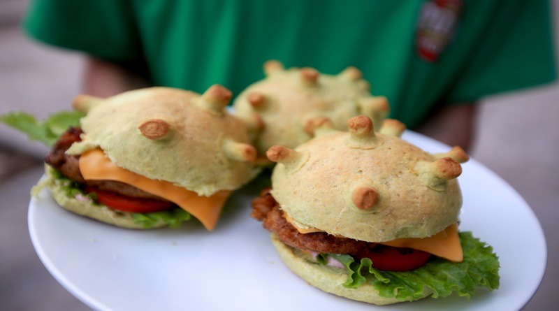 Hamburguesas con forma de coronavirus para combatir el miedo a la epidemia