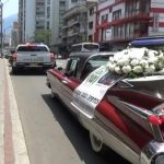 Un carro fúnebre recorre Medellín para pedir a la gente que se quede en casa