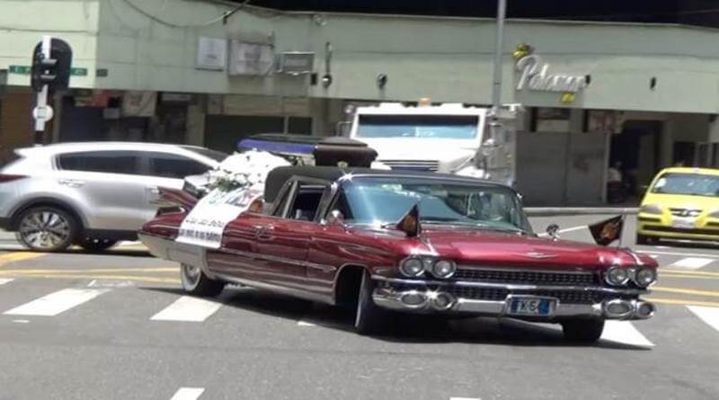 Un carro fúnebre recorre Medellín para pedir a la gente que se quede en casa