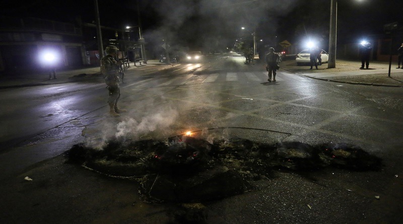 Chile amanece casi vacío, con militares en la calle y los comercios cerrados