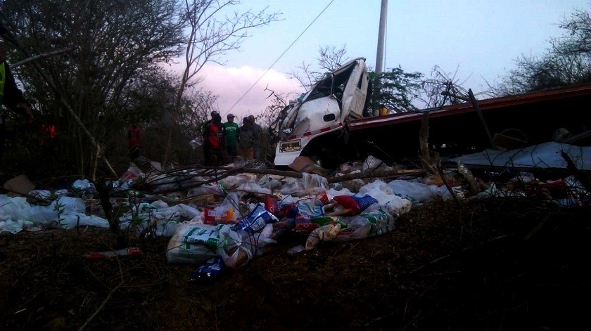 La gente se llevó la comida de un camión que se volcó en Tubará