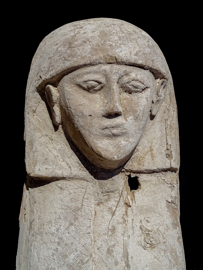 Detalle del ataúd, de una antigüedad de 3.600 años, en cuyo interior reposaba la momia de una joven y su ajuar