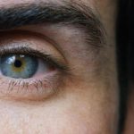 ¿Cómo aliviar el temblor en el ojo y cuándo acudir al médico?