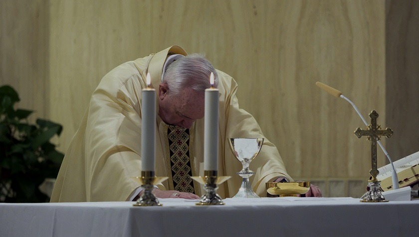 El papa reza por las familias en crisis en esta pandemia