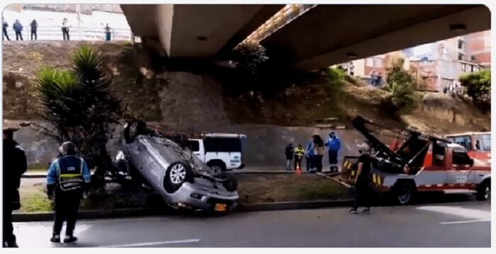 Un policía volcó su carro en la Avenida Oriental de Tunja