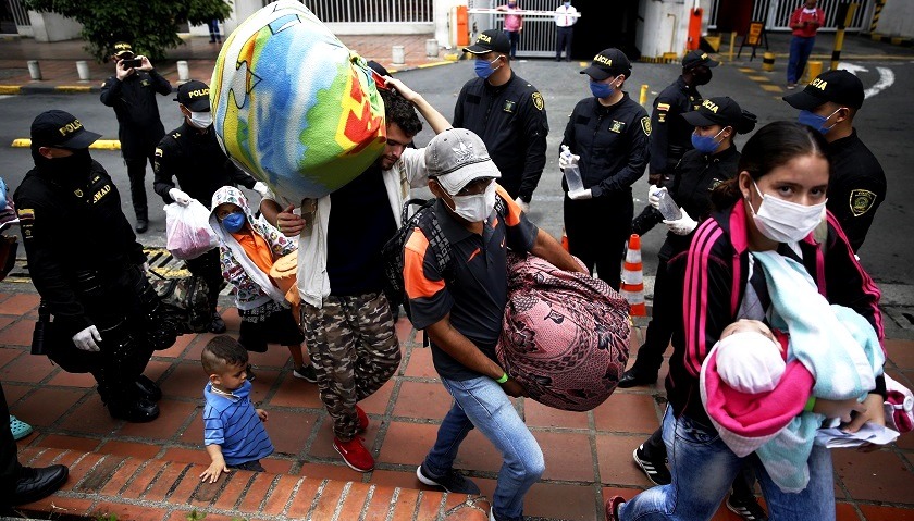 Venezolanos se fueron llorando de Cali, Colombia, de vuelta a su país