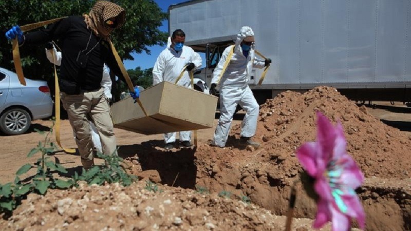 Crean 300 fosas para muertos por COVID-19 en Acapulco, al sur de México