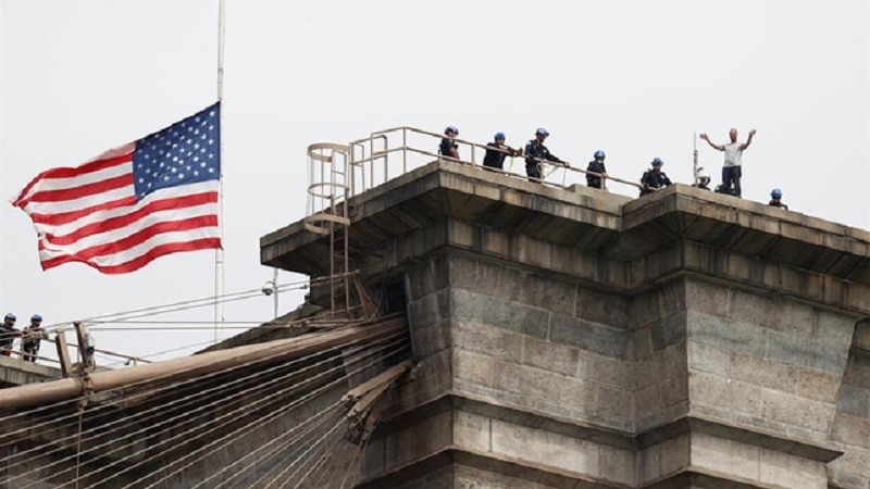 Rescatan a un hombre que amenazaba con tirarse desde el puente de Brooklyn