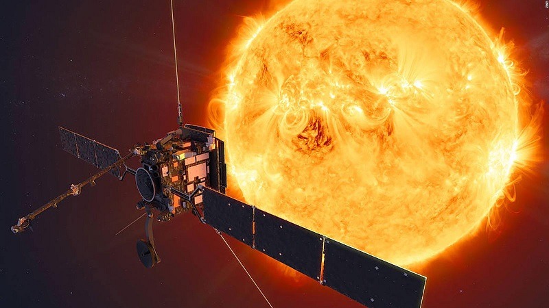 Solar Orbiter, la sonda camino del Sol, cruzará la estela del cometa Atlas