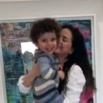 Danna García junto a su hijo