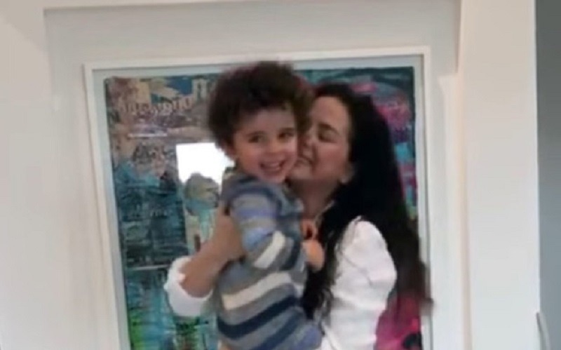 Danna García junto a su hijo