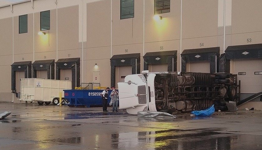 Vista de un tráiler volcado, en Apodaca estado de Nuevo León (México). EFE/Protección Civil de Nuevo León