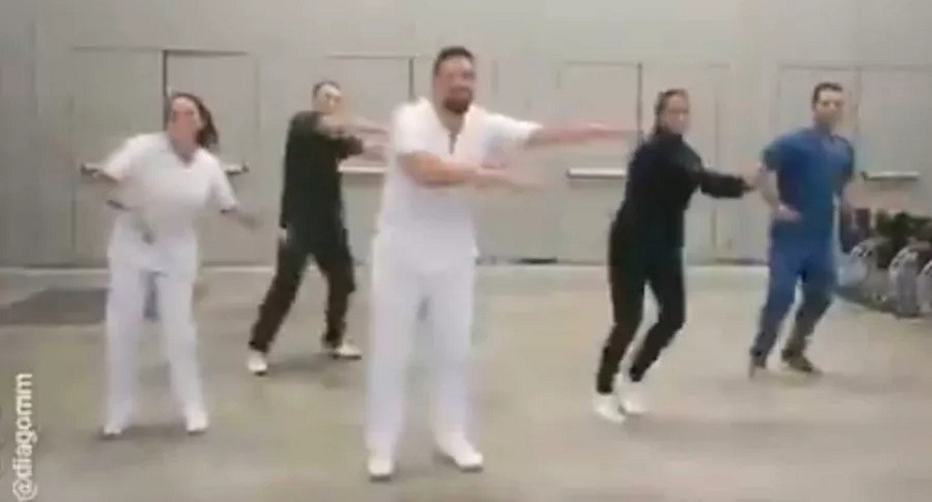 Enfermeros haciendo coreografía de TikTok en Corferias