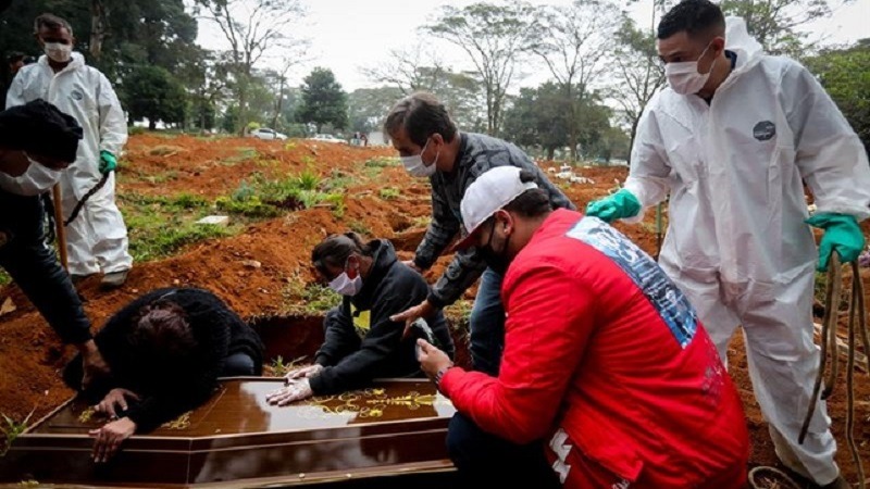 Las doce horas agónicas de un sepulturero en el mayor cementerio de Brasil