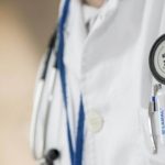El doctor que dejaría morir a seguidores de Álvaro Uribe