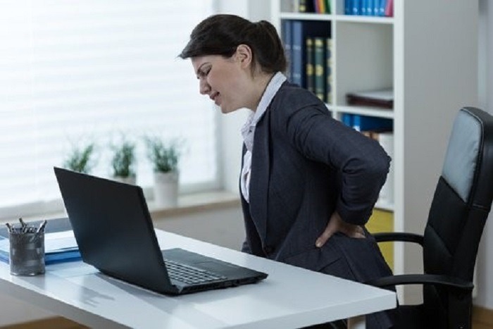 Le duele la espalda por el teletrabajo: consejos para prevenirlo
