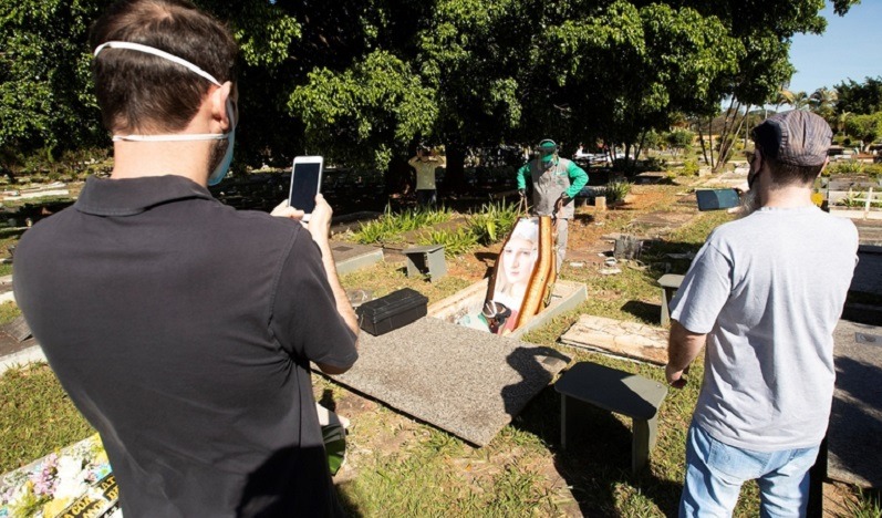 Brasil llega a los 37.134 muertos por COVID-19 en medio de controversia por datos