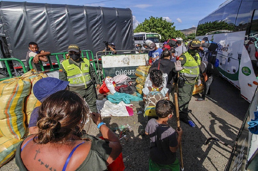 Primeros 300 venezolanos salen de campamento en Cúcuta para volver a su país