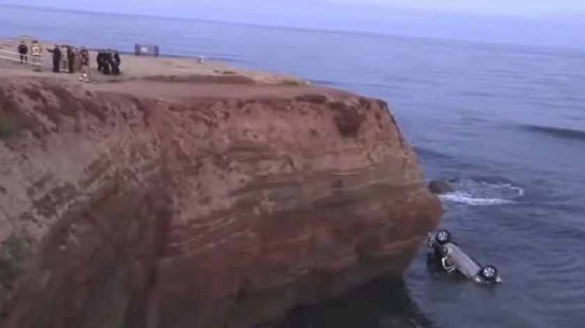 VIDEO. Hombre se lanzó en su auto por un acantilado con sus dos hijas a bordo