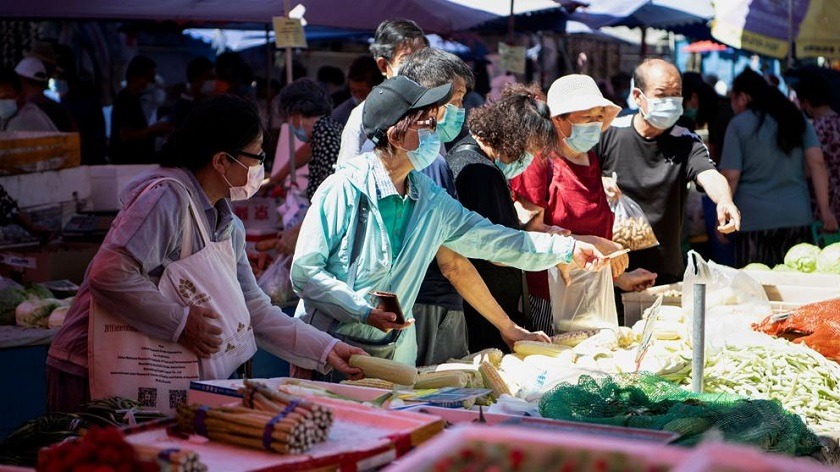 200 mil personas en cuarentena tras nuevo brote de coronavirus en un mercado chino