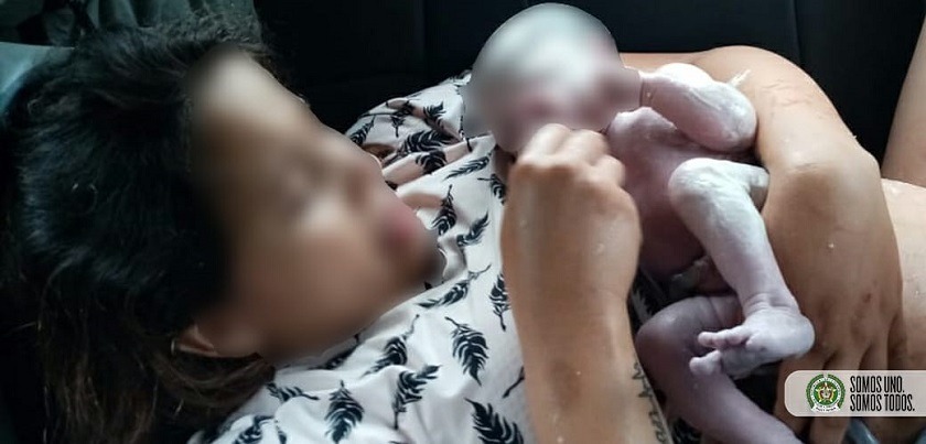 Mujer detenida por hurto dio a luz en una patrulla de la policía en Medellín
