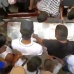 Familiares abren el ataúd de un fallecido por COVID-19 en Colombia para despedirlo