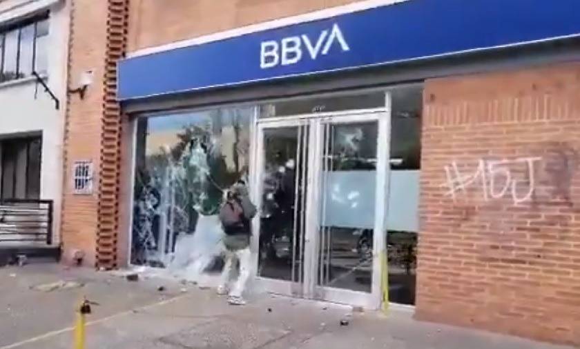 Captaron a manifestantes apedreando una sede de BBVA en Bogotá