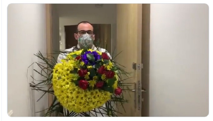 A este médico colombiano lo culpan de la muerte de un paciente: le mandaron dos coronas fúnebres