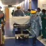 El cuerpo del médico que murió de COVID-19 en Chile salió entre aplausos de urgencias