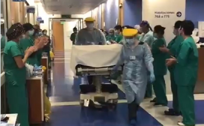 El cuerpo del médico que murió de COVID-19 en Chile salió entre aplausos de urgencias