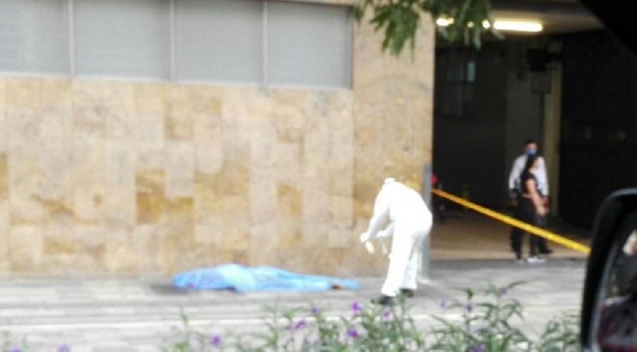 Habitante de calle murió al lado de la puerta de entrada de una clínica