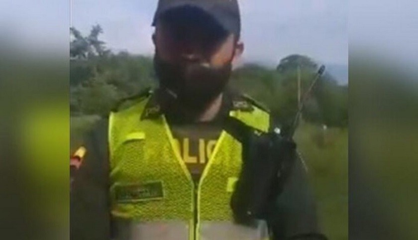 El policía que lloró durante un desalojo de familias sin techo en Colombia