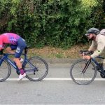 Rigoberto Urán se encuentra rueda a rueda con un campesino antioqueño