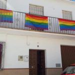 El pueblo español que se llenó de banderas del orgullo gay tras la queja de tres vecinos