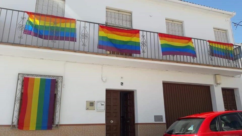 El pueblo español que se llenó de banderas del orgullo gay tras la queja de tres vecinos