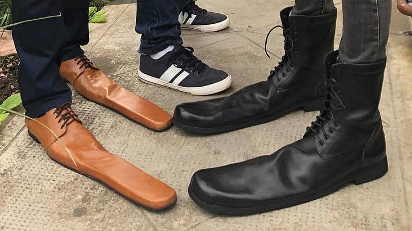 Crean zapatos talla 75 para fomentar el distanciamiento social