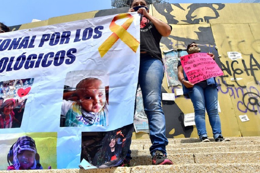 Padres de niños con cáncer en México siguen a la espera de fármacos