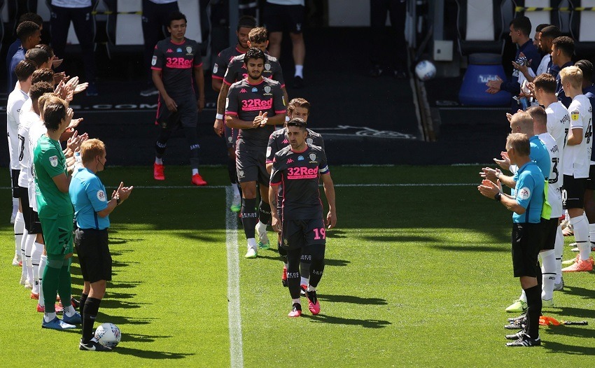 El Leeds de Bielsa celebra el ascenso con victoria y pasillo de honor