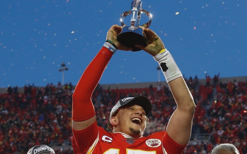 Patrick Mahomes firma un multimillonario contrato con los Chiefs de Kansas City