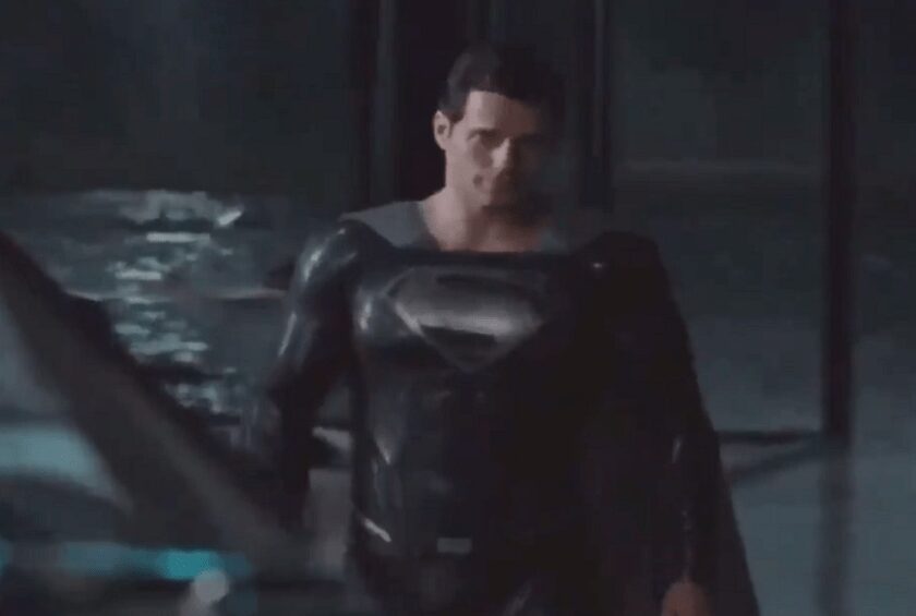 ¡Superman con traje negro!