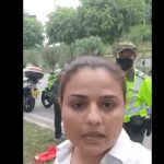 Captan a mujer quejándose por un comparendo, pero no tiene casco ni SOAT