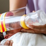 Si la mamá tiene Covid no separarla del bebé
