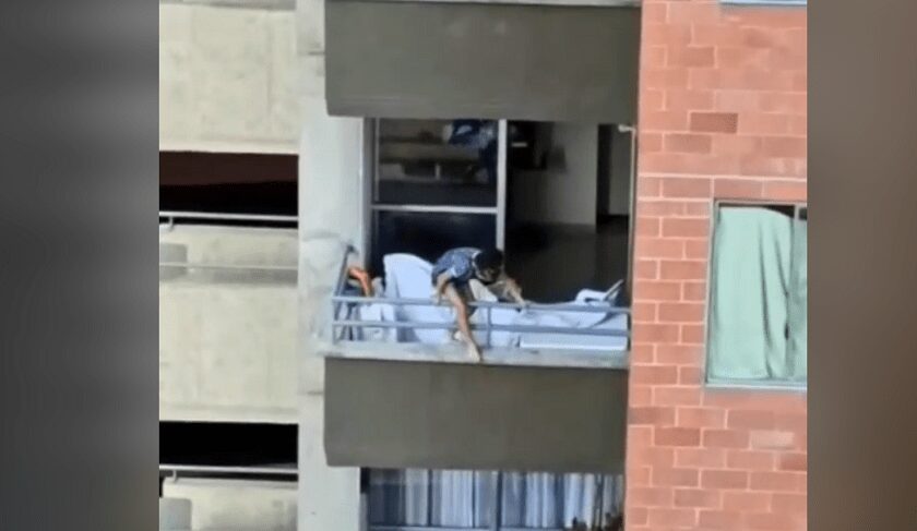 Niña juega en piso 7 de un apartamento en un edificio en Bello