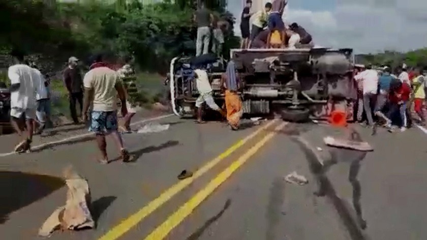 En Arroyo de Piedra saquearon un camión que llevaba pescado y se volcó
