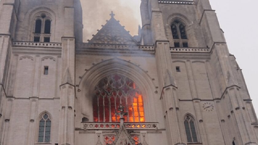 Controlado el incendio en la Catedral de Nantes: sería provocado