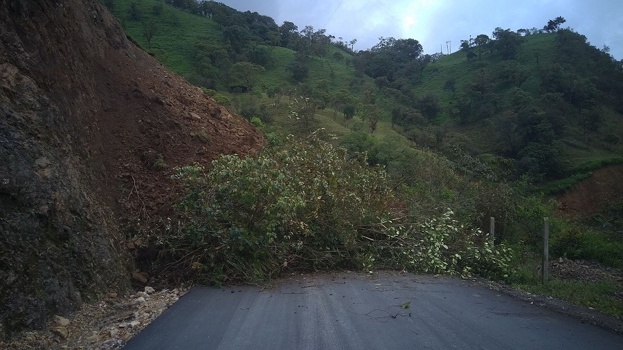 Por deslizamiento de talud hay cierre total en vía Tunja- Páez