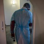 Un paciente enfurecido atacó a enfermero en Medellín que le pidió usar el tapabocas