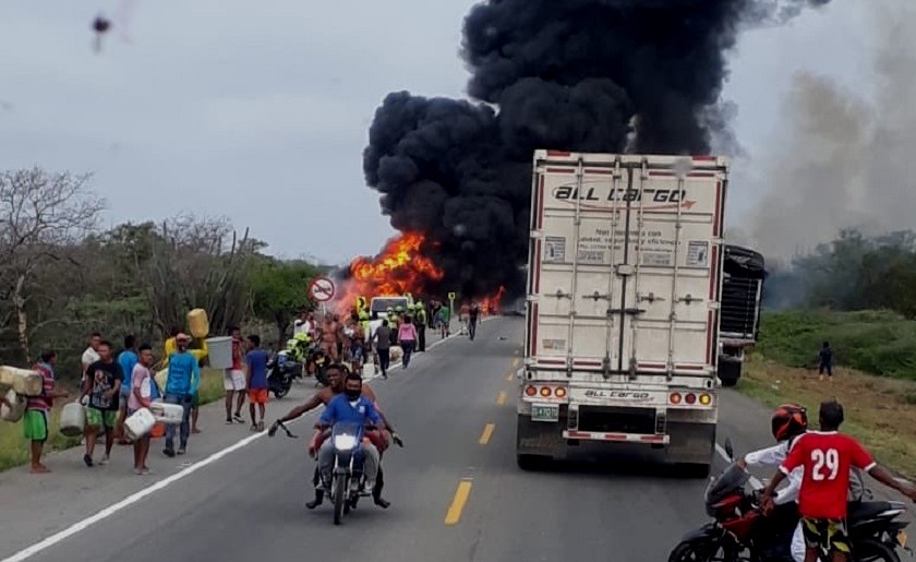 Camión con gasolina explotó en vía de Barranquilla y quemó a gente que lo estaba saqueando