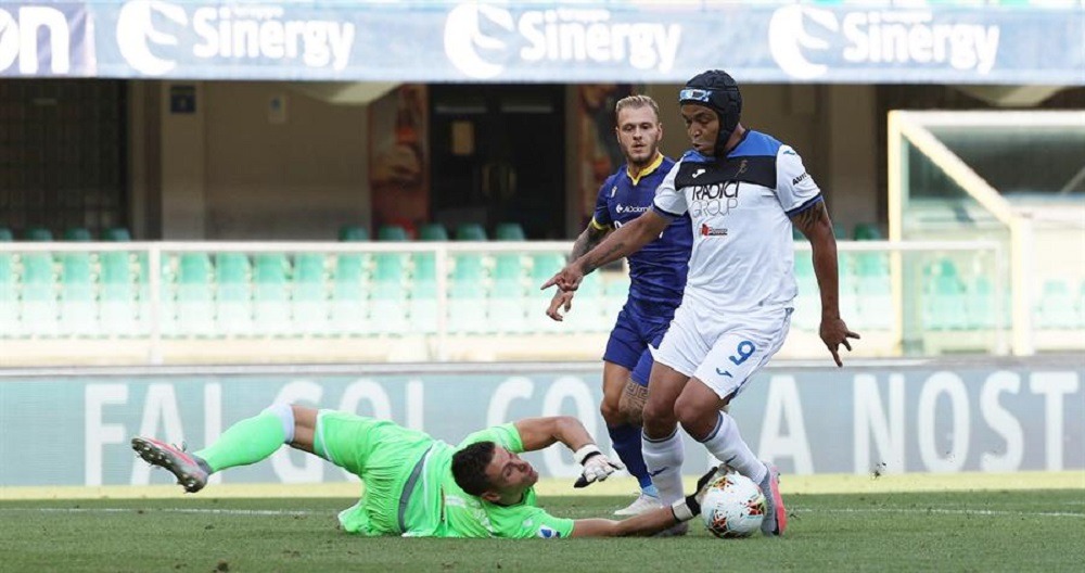 Muriel regresó a competir en Atalanta con un casco protector