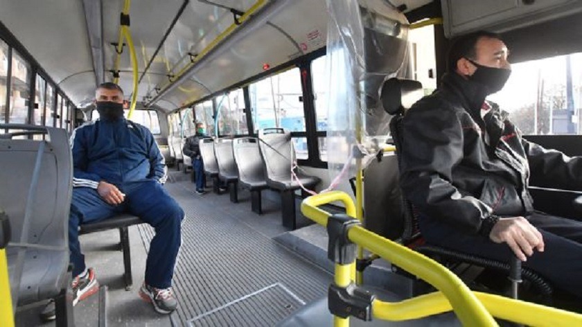 No hablar ni hacer llamadas, entre las recomendaciones para usar transporte público por ahora